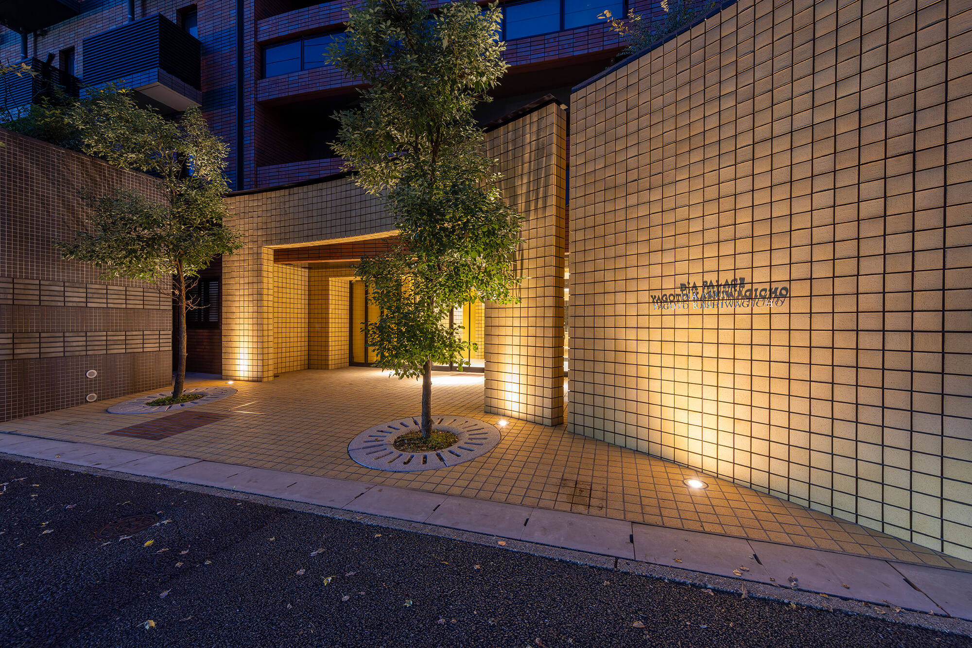 街並みに調和しながらその存在を主張する佇まい。