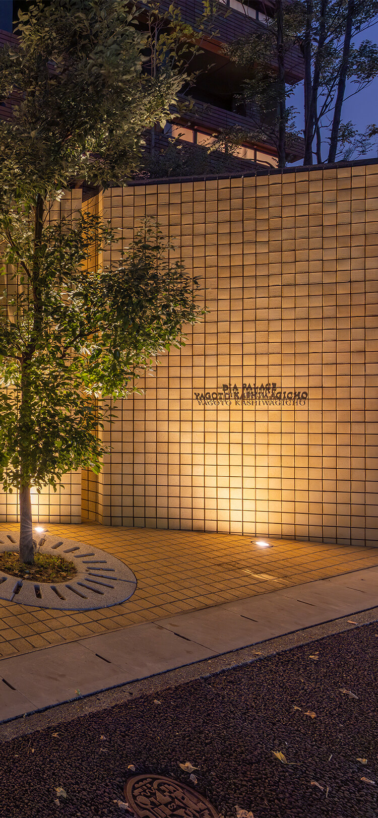 街並みに調和しながらその存在を主張する佇まい。