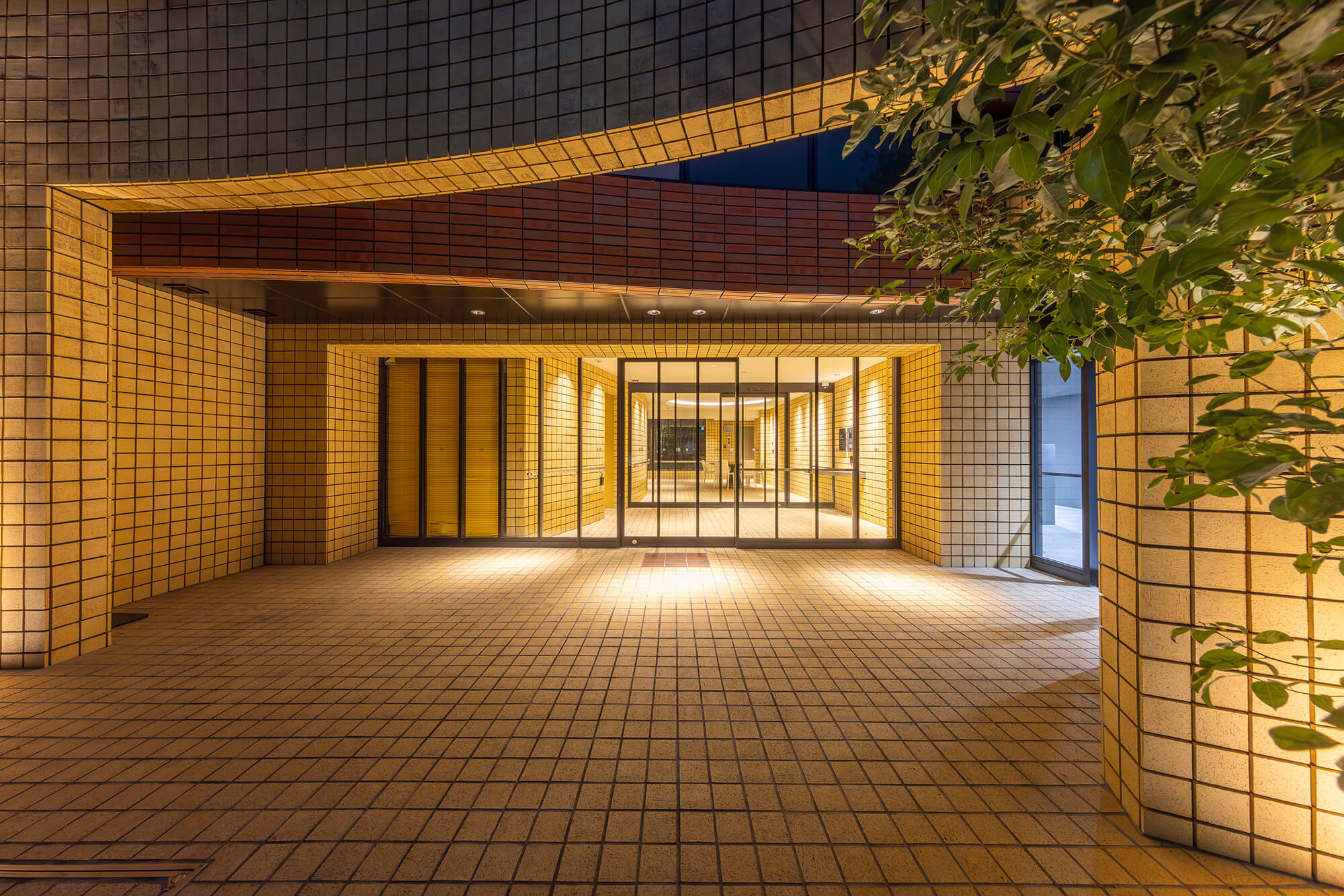 街並みに調和しながらその存在を主張する佇まい。