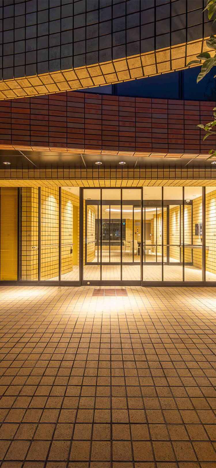 街並みに調和しながらその存在を主張する佇まい。